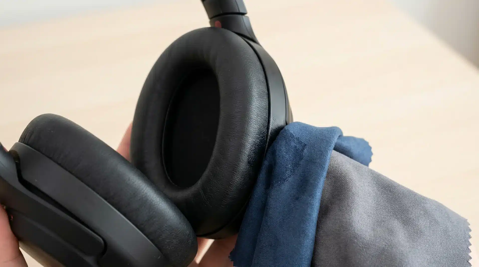cleaning-non-removable-ear-pads