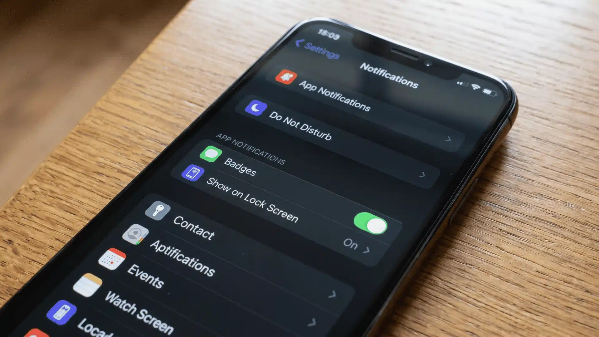 Phone settings screen showing a toggle switch for app badges